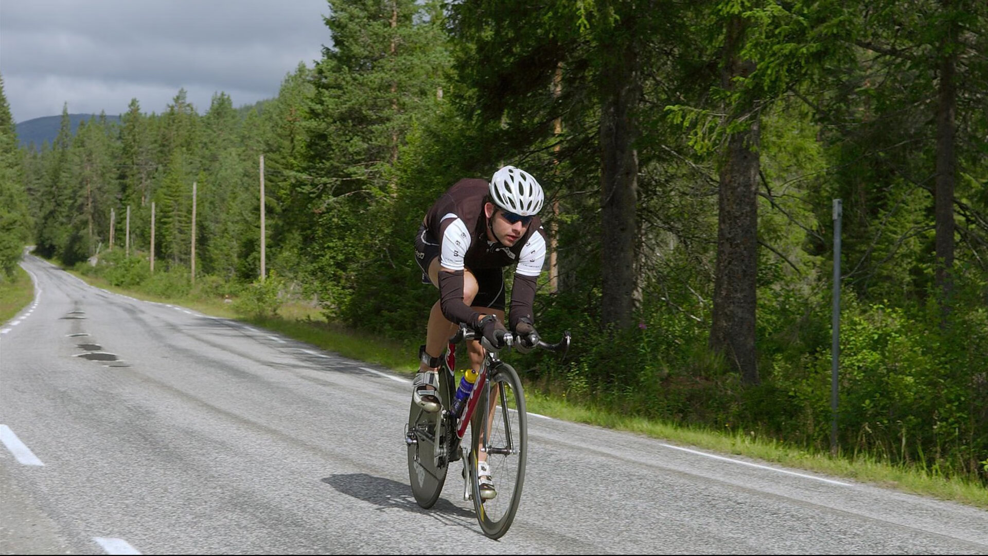 欧冠淘汰赛之夜,穆勒让比赛提前失去悬念